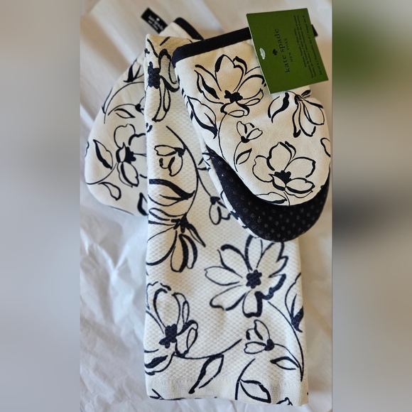 Kate Spade New York 4 Piece Set of navy blue and white two floral kitchen towels - Picture 1 of 3